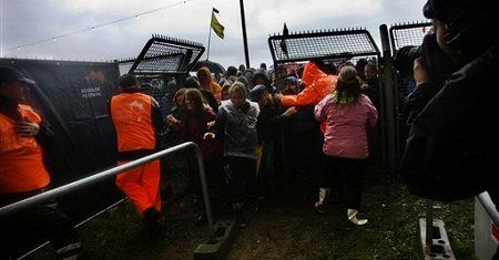 Tysiące ludzi uciekały z koncertu z powodu ulewy