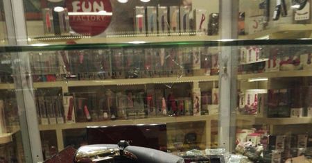 Gumowym penisem okradł sex shop. Zabrał złote wibratory za 20 tys. euro