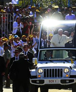 Papież "zaatakowany" czapką. Wielka wpadka ochrony