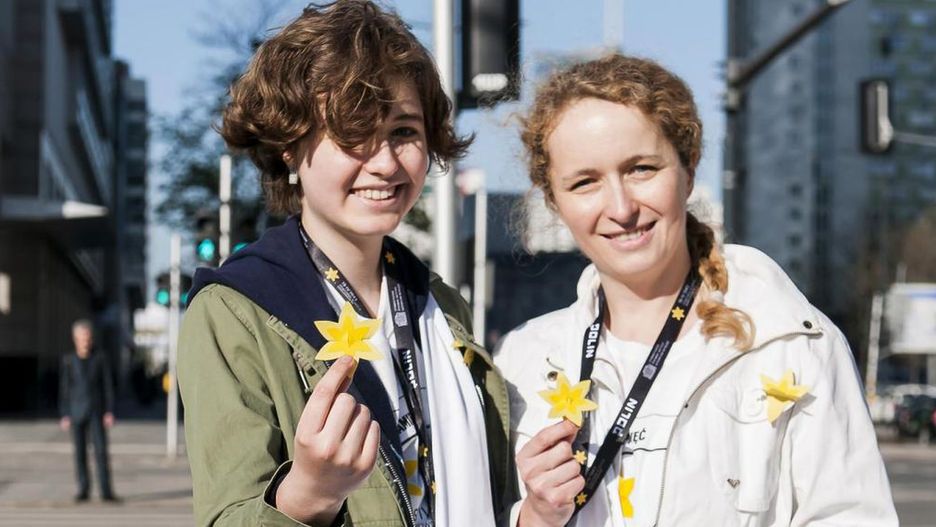 Wolontariuszki akcji Żonkile upamiętniającej powstanie w getcie warszawskim