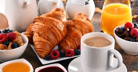 Każdego dnia popijamy nimi posiłki. Te napoje mogą nam naprawdę zaszkodzić