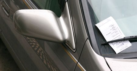 Bilet parkingowy za szybą jednak obowiązkowy
