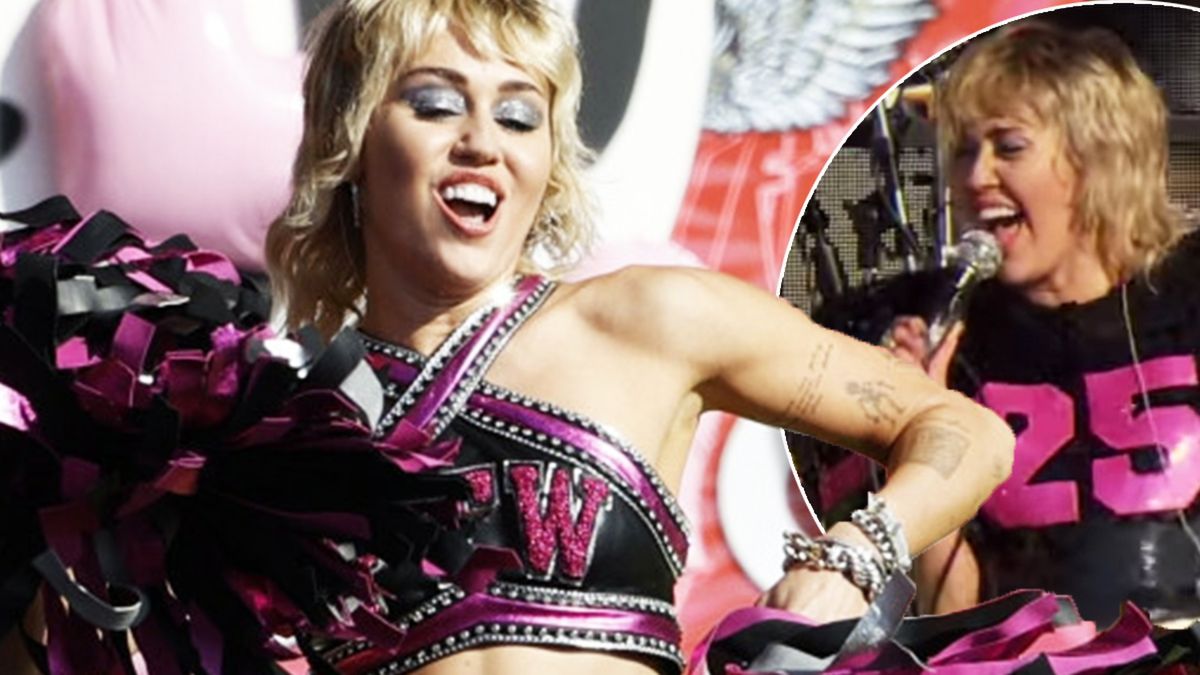 Miley Cyrus na Super Bowl 2021 rozgrzała publiczność do czerwoności. W cekinowych strojach wyglądała jak milion dolarów [WIDEO]