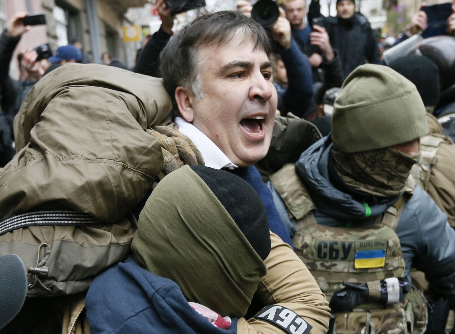Saakaszwili wyprowadzany z kamienicy w Kijowie.