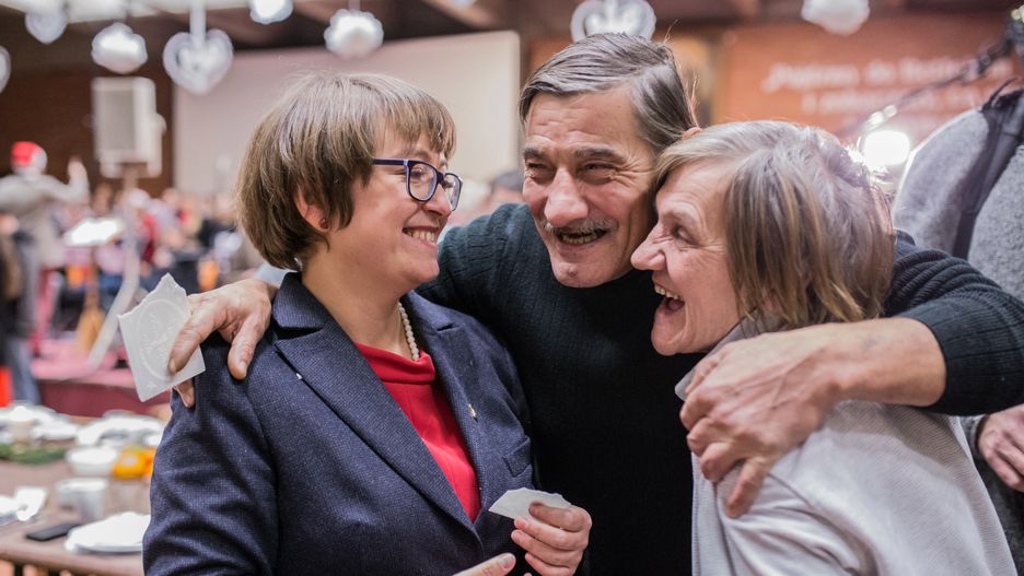 Magdalena Wolnik z bezdomnymi przyjaciółmi