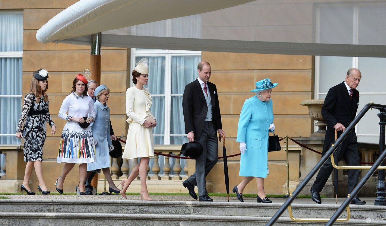 Od lewej: księżniczka Beatrice, księżniczka Eugenia, księżna Kate, książę William, królowa Elżbieta II i książę Filip. Garden party w Pałacu Buckingham (fot. ONS)