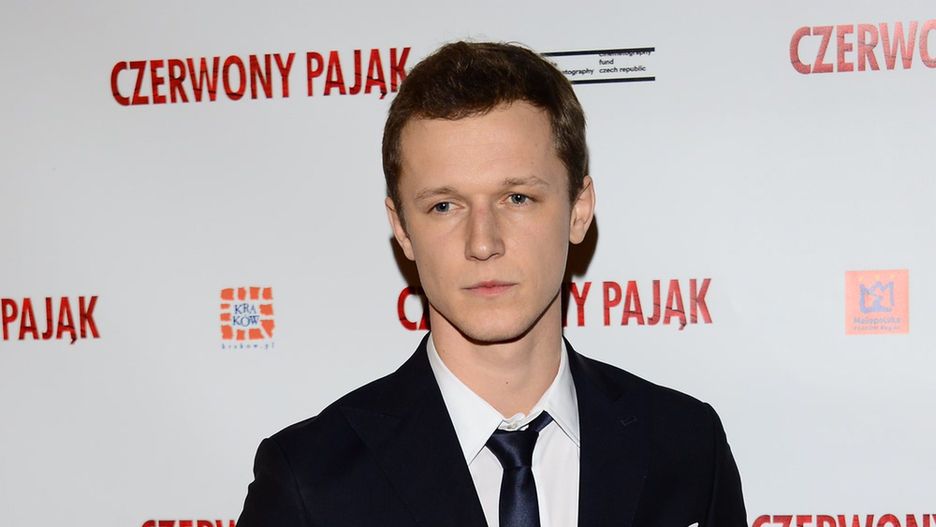 Filip Pławiak, który gra w serialu "Chyłka - Zaginięcie", jest jednym z najzdolniejszych aktorów młodego pokolenia