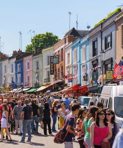 Mieszkańcy Notting Hill mają dosyć turystów. Całymi dniami pozują przed ich domami