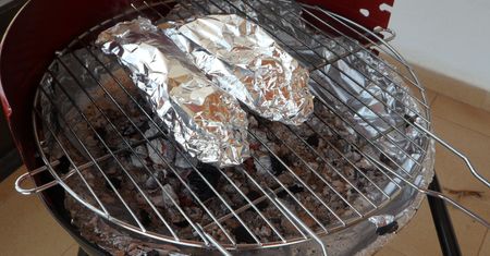 Wiocha kontra zasłużony relaks. Balkonowe grillowanie dzieli Polaków