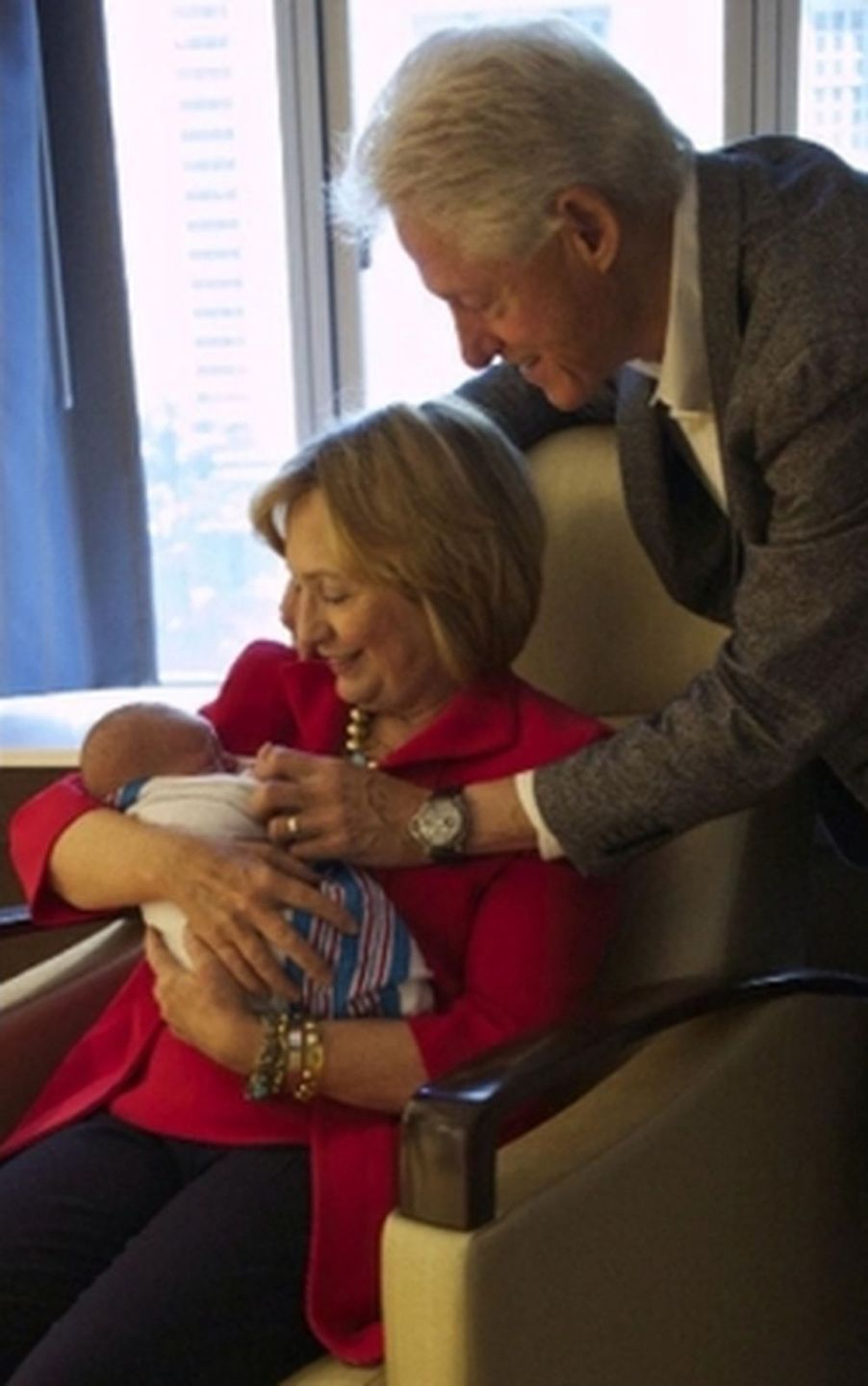 Bill i Hillary Clintonowie z wnuczką
Fot. screen z Facebook