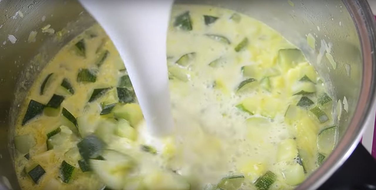 Blendowanie zupy na krem - Pyszności; Foto kadr z materiału na kanale YouTube SmakowiteDania
