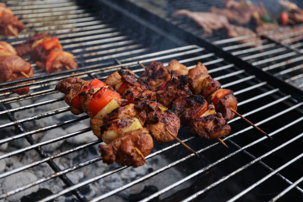 Savoir-vivre na grillu. Co podać do jedzenia? Fot. Getty Images