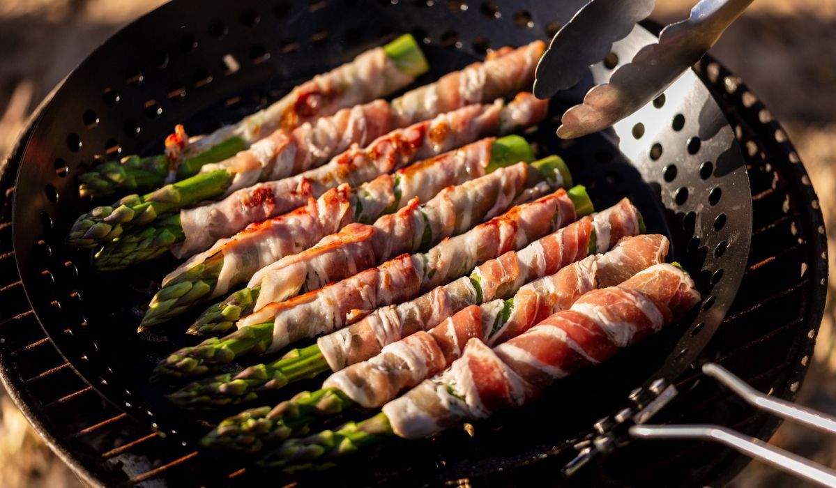 Szparagi na grillu zawinięte w boczek - Pyszności - Fot. Getty Images