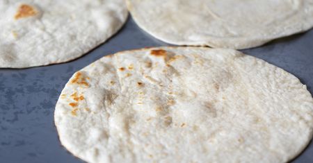 Domowa tortilla jest bardzo łatwa w przygotowaniu. Wychodzi smaczniejsza niż ta ze sklepu