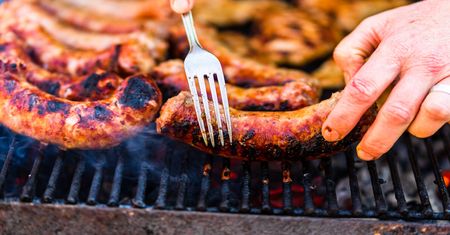 Tych kiełbas absolutnie nie wrzucaj na grilla. Inaczej będziesz żałował