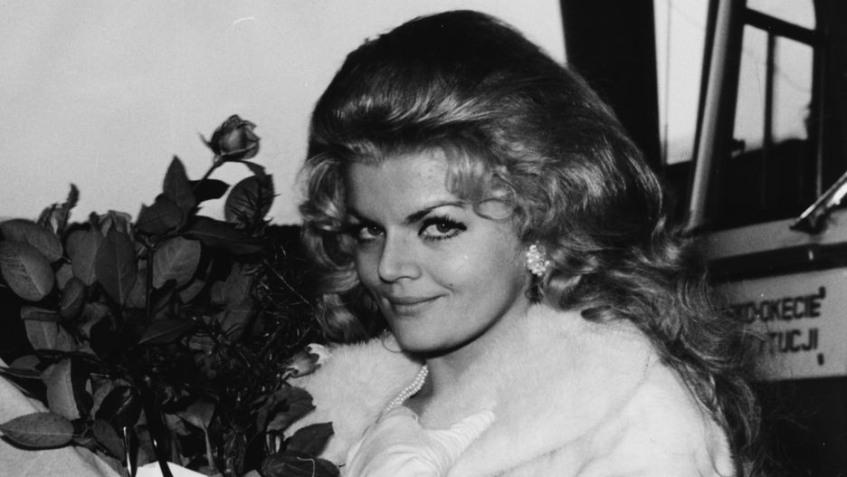 Violetta Villas na lotnisku Okęcie po powrocie z Hollywood w 1970 r.