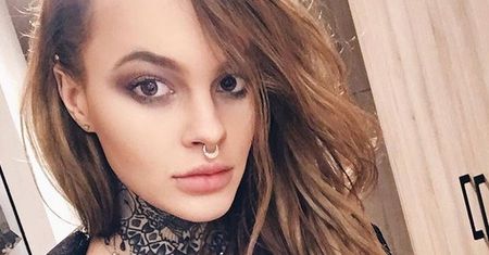 Wnuczka Millera na salonach. Kusi tatuażami i odważnym dekoltem