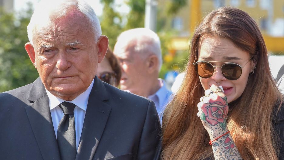 Monika Miller z dziadkiem na pogrzebie ojca