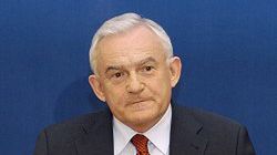 Premier Leszek Miller podczas konferencji prasowej