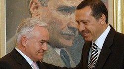 Polski premier Leszek Miller (z lewej) i premier Turcji Recep Tayyip Erdogan po konferencji parsowej (Fot. PAP/Radek Pietruszka)