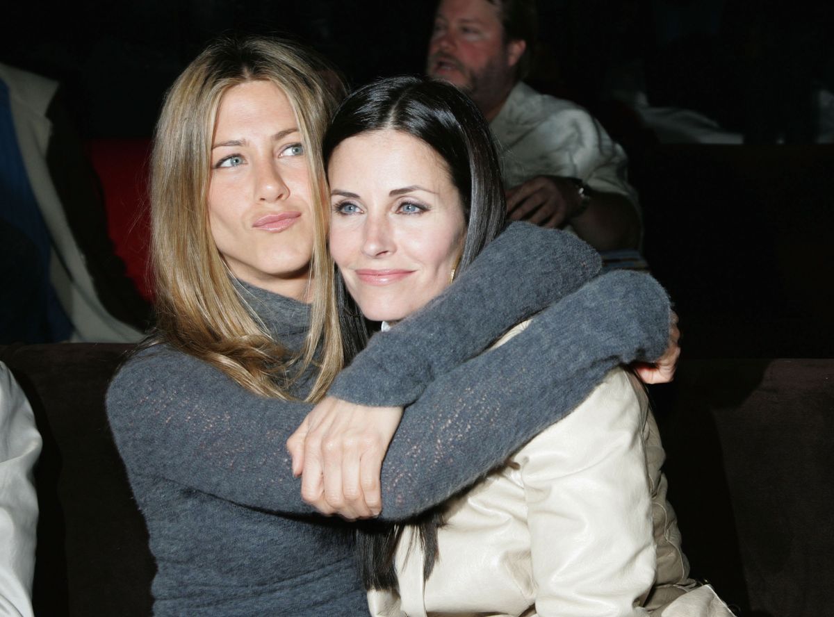 Zaniepokojona Jennifer Aniston próbuje przemówić do rozsądku Courtney Cox. Aktorka martwi się o przyjaciółkę