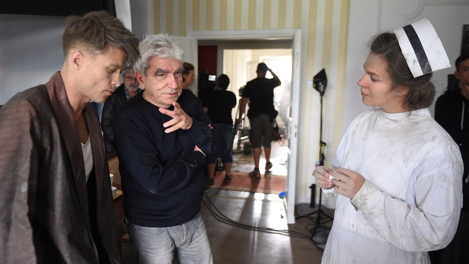 Maciej Zakościelny, Wiesław Saniewski i Marianna Januszewicz na planie filmu ''Dywizjon 303'' 