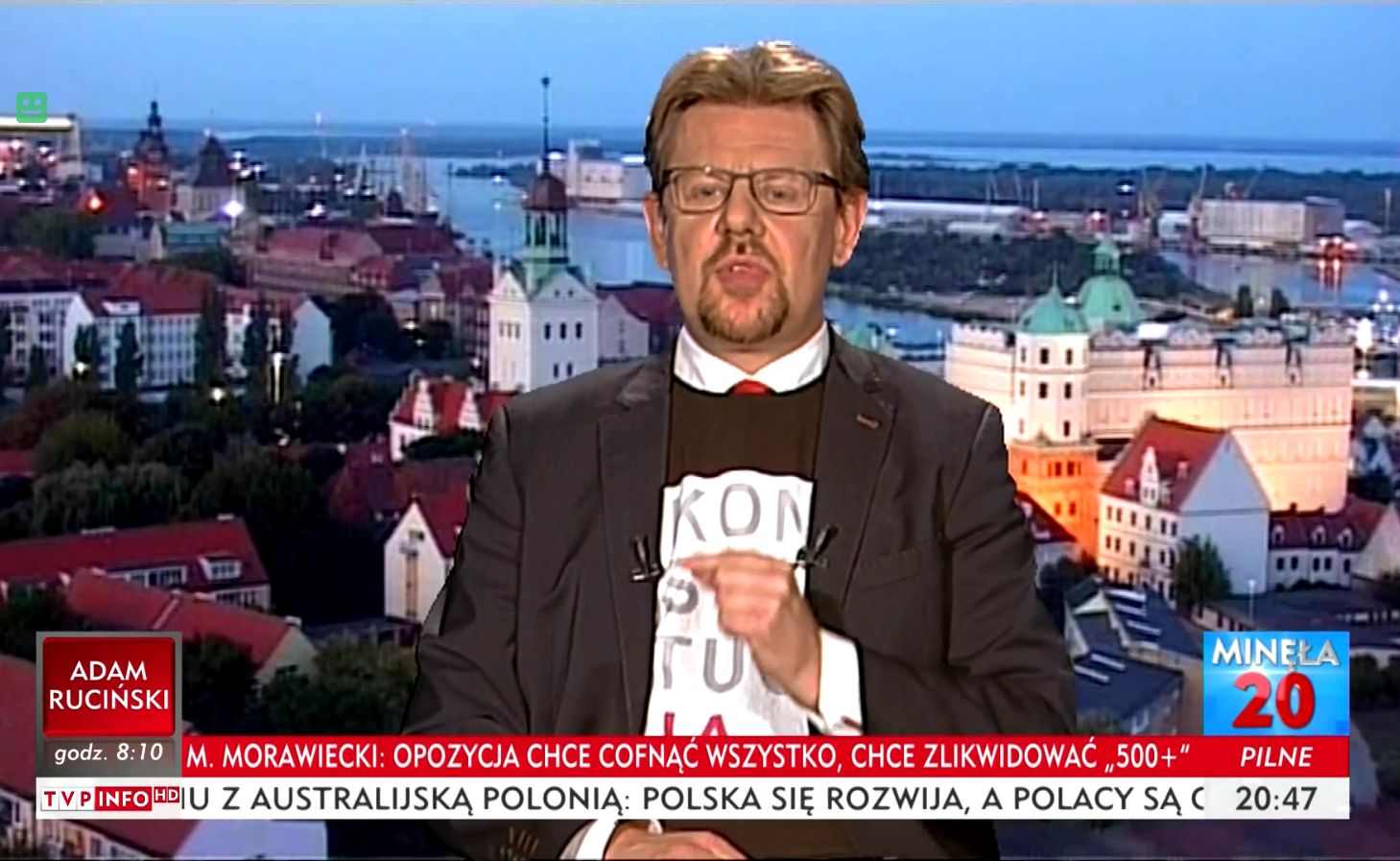 Piotr Misiło przyszedł do studia TVP w koszulce z napisem "Konstytucja"