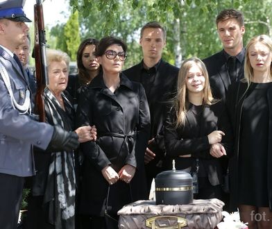 "M jak miłość" odc. 1313-1314: pogrzeb Tomka. Bohaterowie pożegnają zamordowanego policjanta