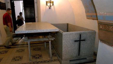 Sarkofag, w którym zostanie pochowany Czesław Miłosz