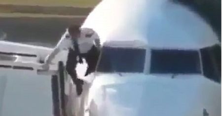 Pilot usiłował dostać się do samolotu przez okno. Film krąży w sieci