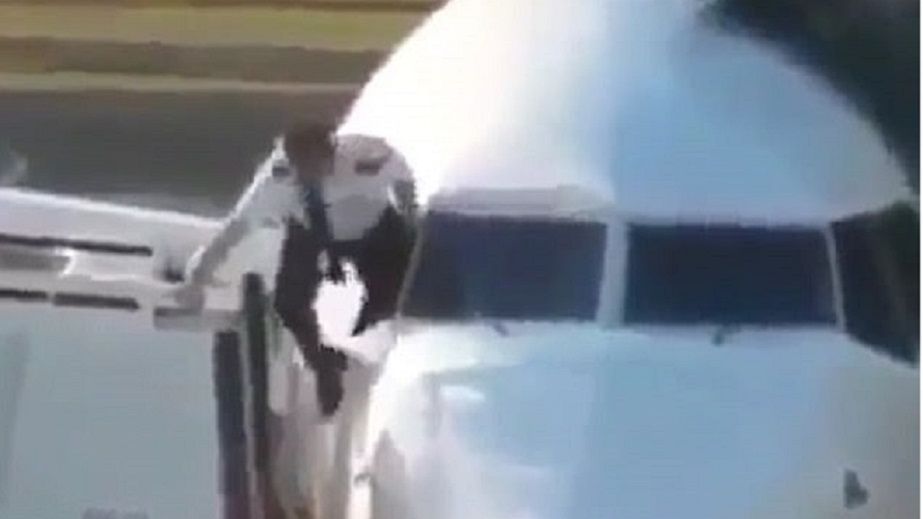 Pilot próbował wejść do samolotu przez okno