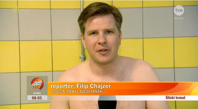 Filip Chajzer na basenie 
Fotografia: screen z ddtvn.pl