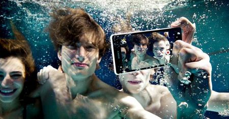 Xperia ZR kręci filmy Full HD 1,5 metra pod wodą