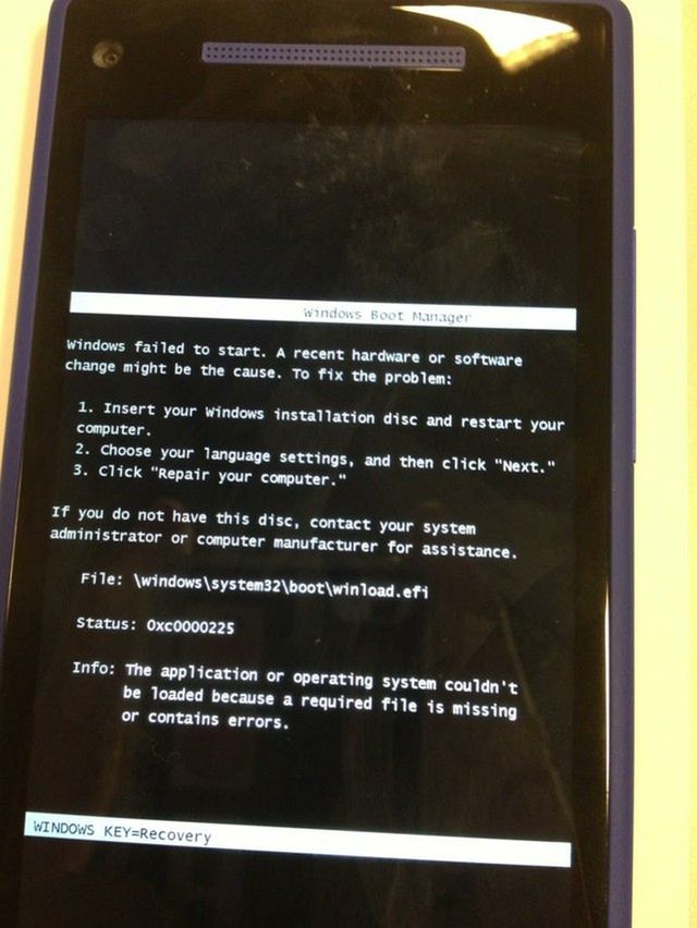 By naprawić Windows Phone wystarczy... włożyć płytę CD do smartfona