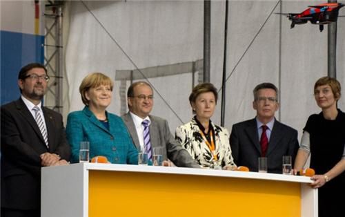 Partia Piratów rozbiła wystąpienie Angeli Merkel przy pomocy drona