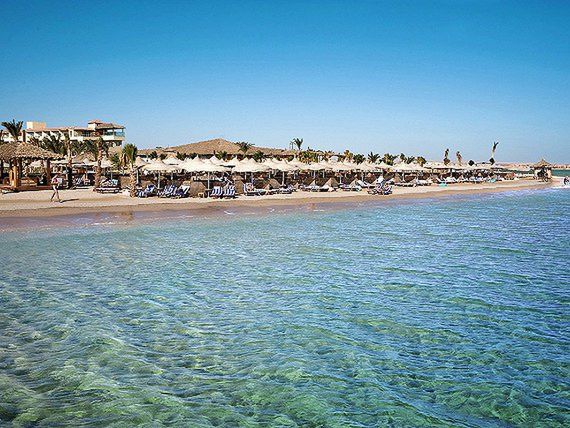 Plaża 5-gwiazdkowego hotelu Amwaj Blue Beach w Hurghadzie w Egipcie 