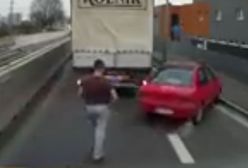 #dziejesiewmoto - agresywny kierowca ciężarówki próbuje zaatakować innego szofera