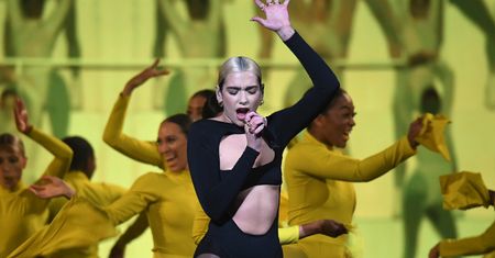 Dua Lipa seksownie wygina się na scenie. Odsłoniła niemal wszystko