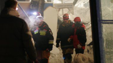 Ekipa ratunkowa z psem na miejscu zawalonej hali