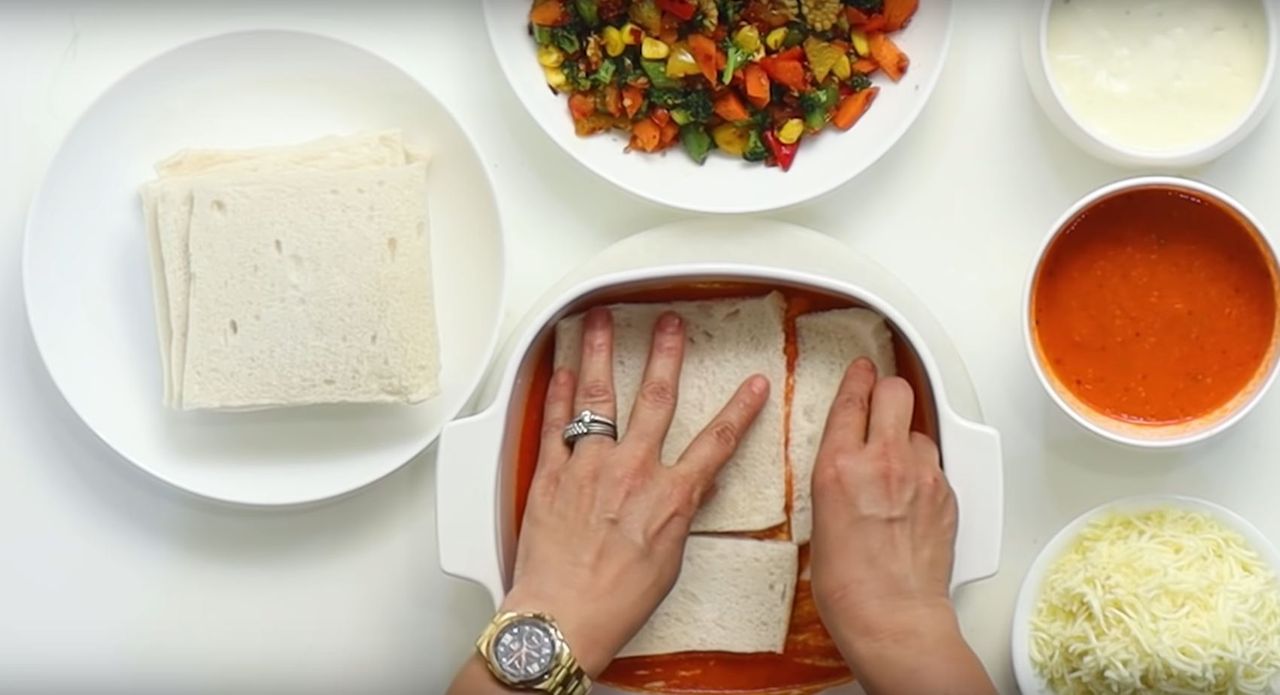 Chlebowa lasagne - Pyszności; Foto: kadr z materiału na kanale YouTube FOOD COUTURE by Chetna Patel