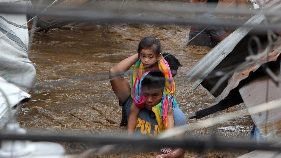 Policjant uratował dziecko z zalanego domu na Filipinach