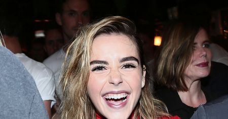 LOOK OF THE DAY: Kiernan Shipka w spodniach lakierkach