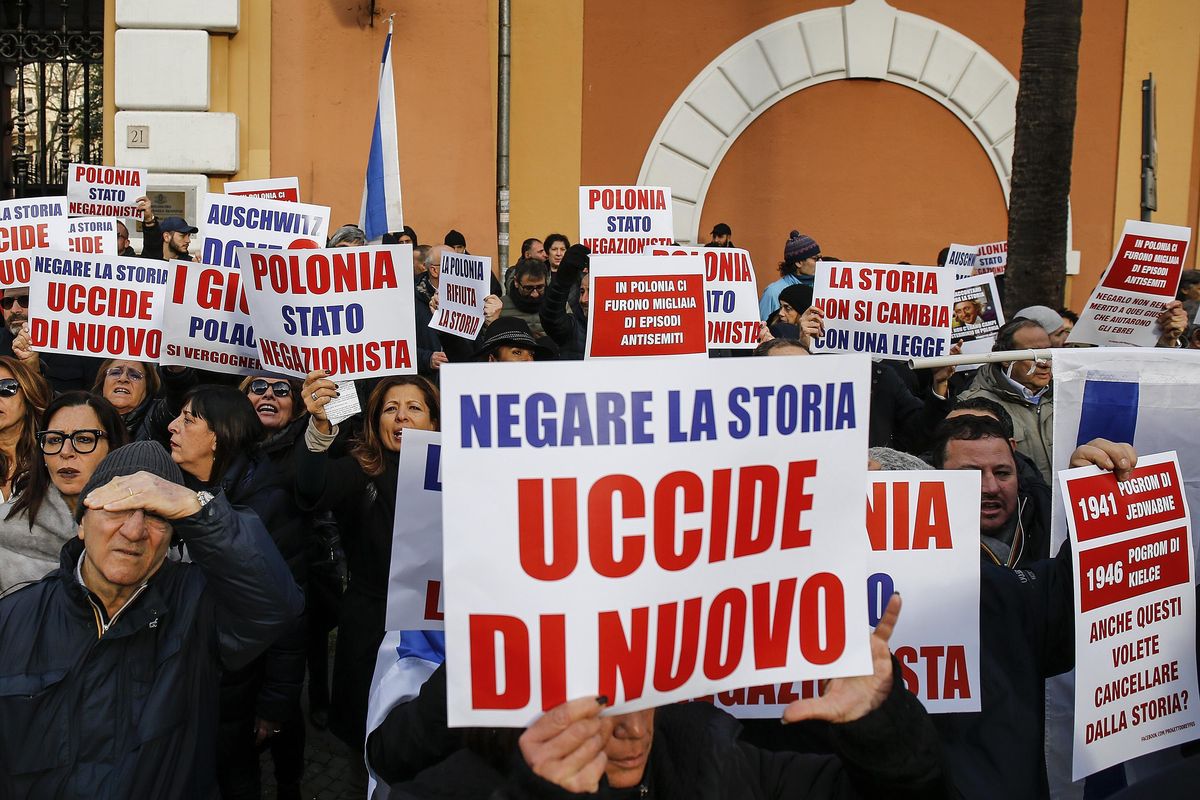 Protesty przed polskimi ambasadami we Włoszech i Izraelu