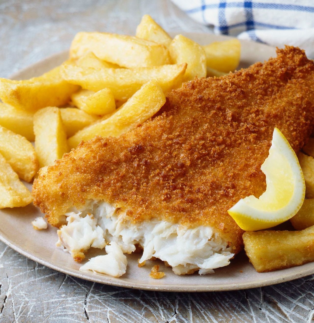 Fish & chips z dogrywki "MasterChefa". Jak zrobić idealną rybę w cieście i chrupiące frytki