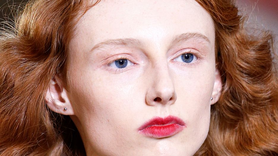Modelki na pokazie kolekcji Oscar de la Renta na jesień/zimę 2019 zaprezentowały się z malinowymi, rozmazanymi ustami.