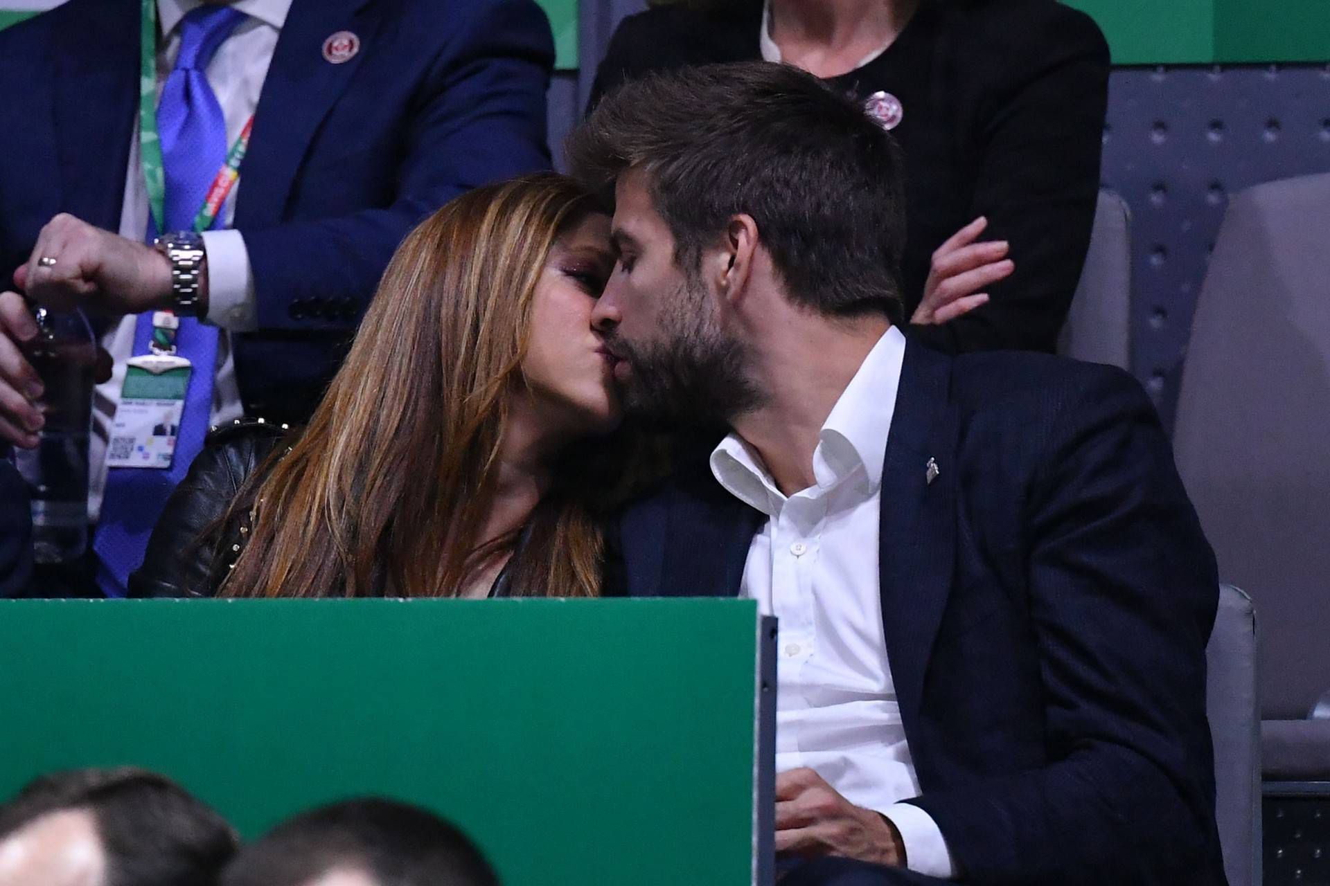 Shakira i Gerard Pique całują się namiętnie podczas meczu tenisowego