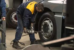 W ciężarówkach wymiana opon na zimowe to nie jest łatwe zadanie