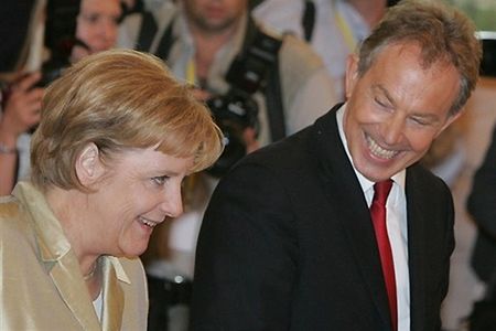 Merkel otoczona atencją kolegów