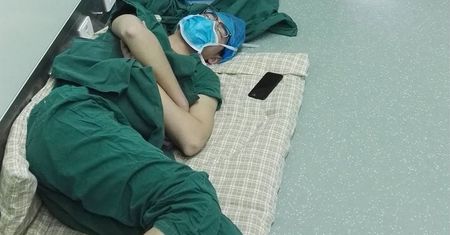 Ten chirurg pracował niemal 30 godzin bez przerwy
