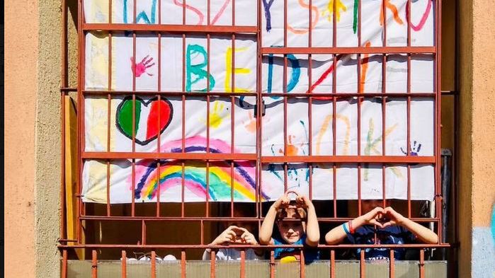 Koronawirus w Warszawie. Mieszkańcy Bielan skierowali ważny przekaz do sąsiadów